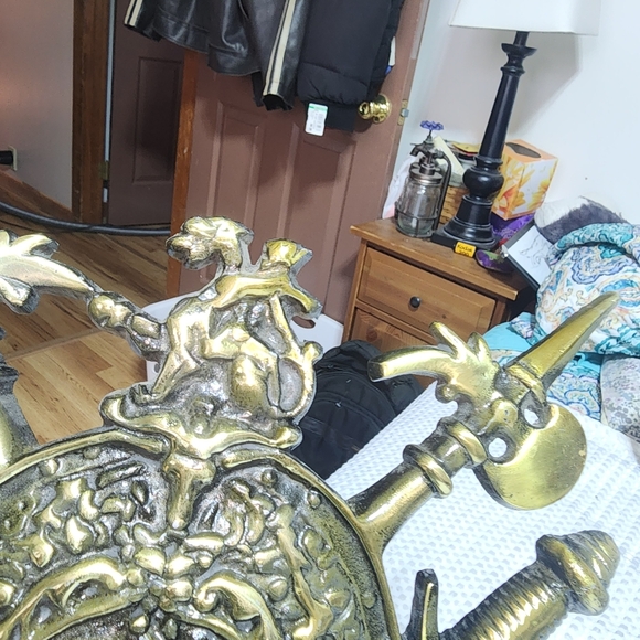 CAST METAL EUC COAT OF ARMS SHIELD CREST 1960 VINTAGE CROSS SWORDS WALL PLAQUE - Picture 4 of 6